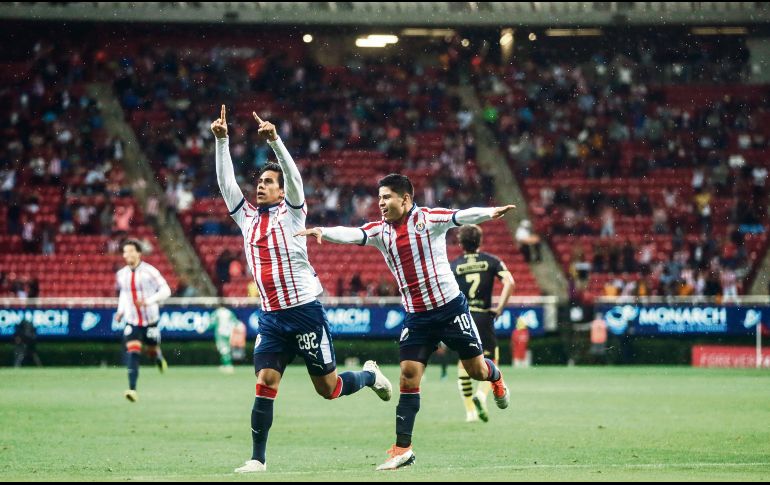 Al quite. José Juan Macías (izq.) entró para marcar diferencia en el encuentro y ser el hombre que anotara el gol con el que el Rebaño amarró tres puntos en su presentación en Copa. EL INFORMADOR/F. Atilano
