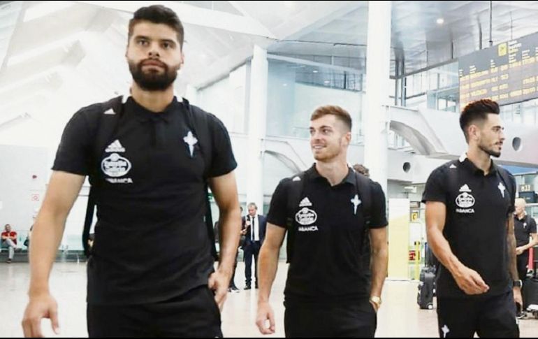 Néstor Araujo. El mexicano (i) viajó con el Celta para disputar los amistosos en tierras británicas. ESPECIAL/@celtadevigo