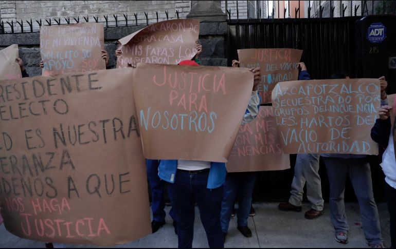 Uno de los 80 vecinos afectados logró entregarle su escrito a López Obrador. SUN/I. Stephens