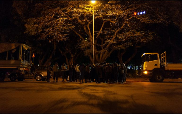 Policias montan guardia cerca del Parlamento en Harare. EFE/Y. Panchia