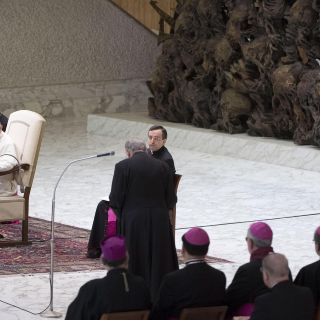 El Papa critica idolatrías a la carrera, la belleza y el dinero