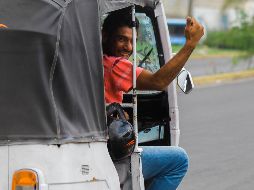 Un conductor de mototaxi se muestra feliz mientras ofrece el servicio. EL INFORMADOR/G. Gallo