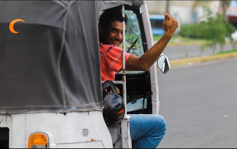 Un conductor de mototaxi se muestra feliz mientras ofrece el servicio. EL INFORMADOR/G. Gallo