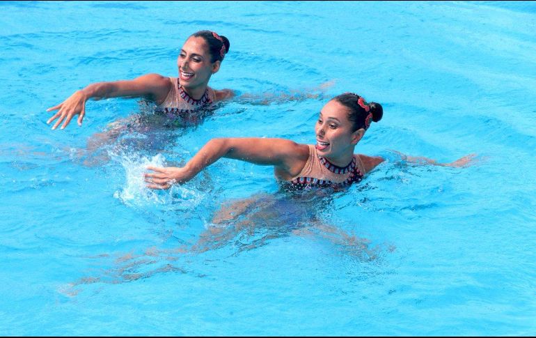 Para Nuria (i), capitana del combinado nacional de nado sincronizado, la medalla de oro conseguida este miércoles se convierte en el cuarto metal dorado que se cuelga en Barranquilla. TWITTER / @CONADE