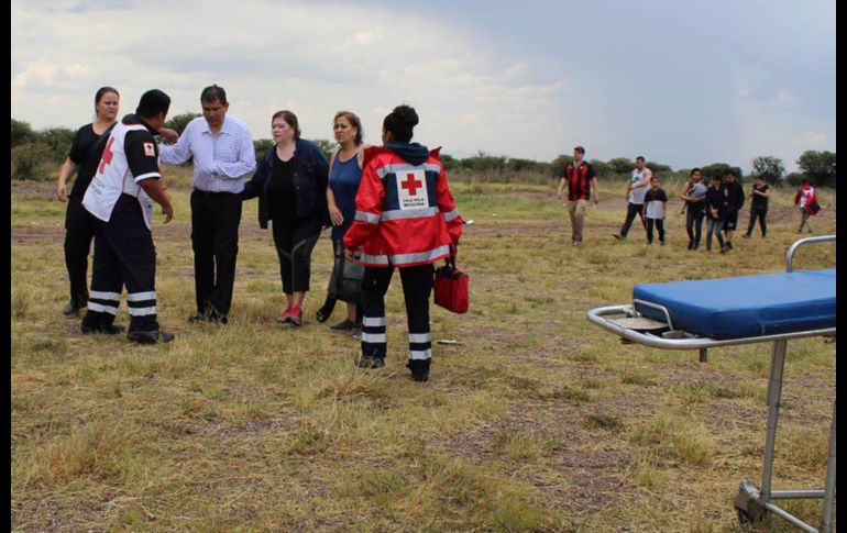 Personal de la Cruz Roja auxilia a pasajeros del vuelo accidentado. AP/Cruz Roja Durango