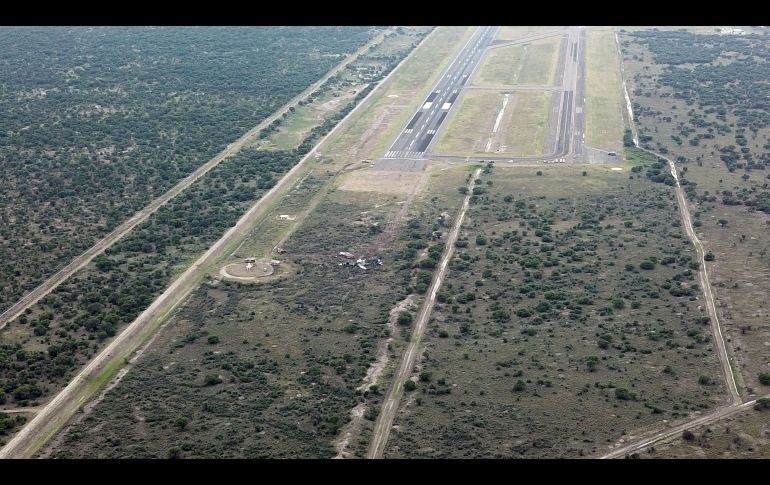 La aeronave (c) uedó a unos 300 metros de la pista del aeropuerto. AFP/KEVIN ALCANTAR DRONES DURANGO