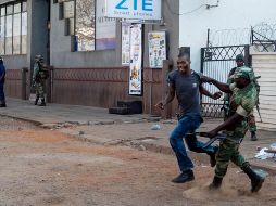 Policías han disparado contra los manifestantes, además de utilizar gases lacrimógenos. EFE / Y. Panchia