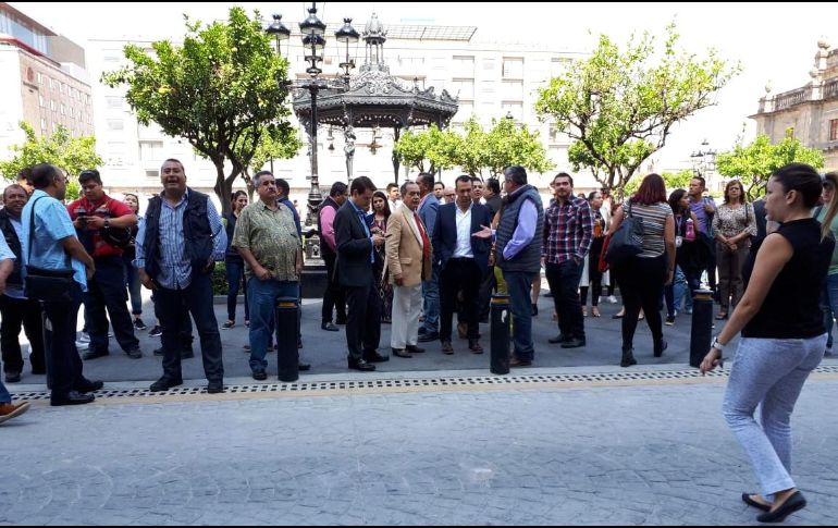 ''A las 11:05 alrededor de 300 servidores públicos desalojamos Palacio de Gobierno tras la activación de la alerta sísmica'', dijo López Lara en Twitter. TWITTER / @RobertoLopezJal