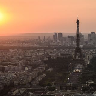 Cierran la Torre Eiffel por conflicto laboral a raíz de las largas filas de espera
