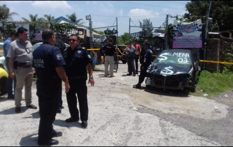 Al detener su avance, las autoridades logran abatir al hombre armado, quien fallece a bordo de la misma unidad que había robado. ESPECIAL / Policía de Tlaquepaque