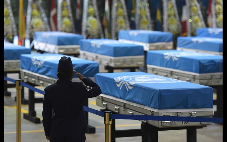 Envueltos con banderas de Naciones Unidas, cajas con los restos de los soldados muertos en la Guerra de Corea se ven en Osan, Corea del Sur, antes de partir rumbo a Estados Unidos. AP/Y. Jung