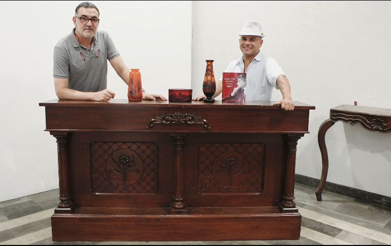 Curaduría. Javier Piña, a la izquierda, y a su lado Alberto Paz Bustamante, ambos en uno de los objetos que conforman la exposición. EL INFORMADOR/A. Camacho
