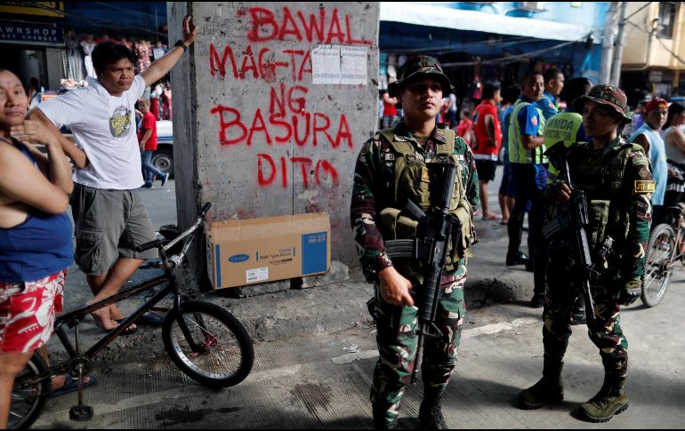 Soldados filipinos vigilan una calle en Manila. Varios medios han informado que las tropas gubernamentales han aumentado el nivel de alerta y se han reforzado las medidas de seguridad tras el atentado. EFE/R. Malasig