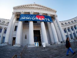 Con una manta en el frontispicio de su alcaldía, Denver manifiesta su apoyo a los migrantes. AP/D. Zalubowski