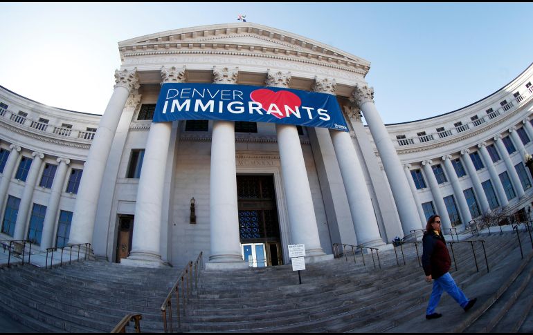 Con una manta en el frontispicio de su alcaldía, Denver manifiesta su apoyo a los migrantes. AP/D. Zalubowski