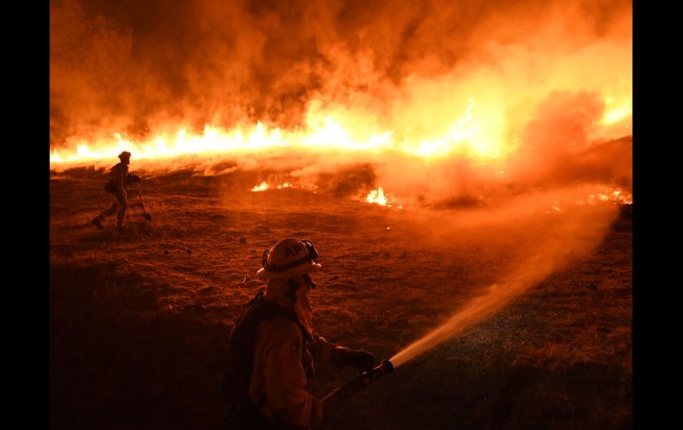 Bomberos realizan una quema controlada para defender viviendas de las llamas de un incendio forestal en Upper Lake, California. Varios fuegos han afectado más de 80 mil hectáreas en la entidad. AFP/M. Ralston