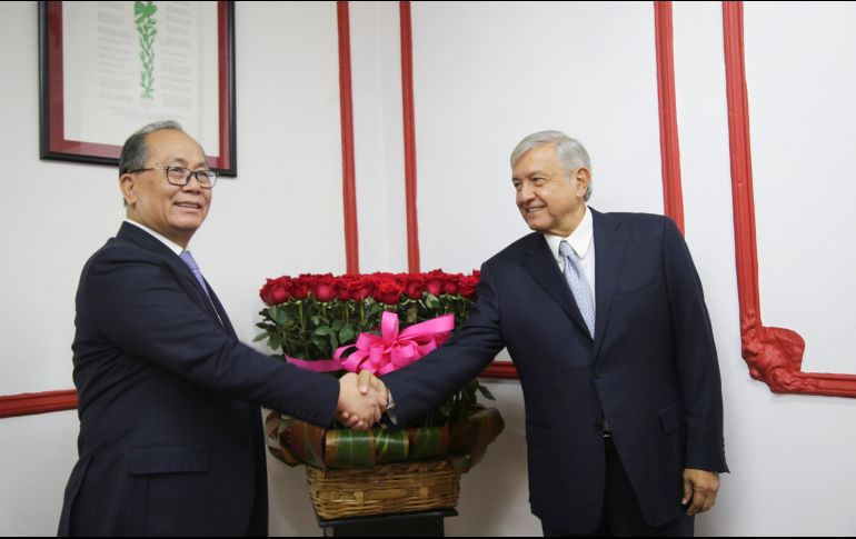 En la imagen el embajador de China, Qiu Xiaoqi y Andrés Manuel López Obrador. NTX