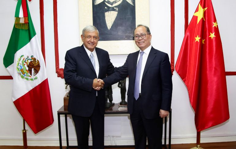 Qiu Xiaoqui (d) se retira luego de un encuentro breve en el que se habló sobre temas comerciales y culturales. EFE