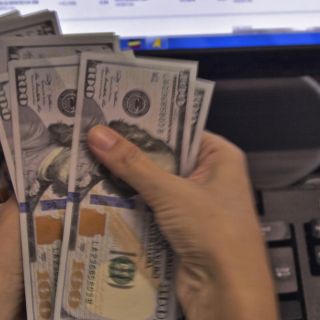 Dólar cierra hasta en 19.03 pesos en bancos capitalinos