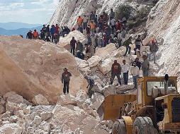 Cuerpos de emergencia de la Cruz Roja del municipio de Progreso rescataron el cuerpo de Julian Vázquez, de 60 años de edad. EFE / Gobierno de Hidalgo
