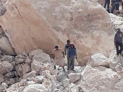 El desgajamiento se registró alrededor de la una de la tarde, luego de que una camioneta al pasar por el lugar ocasionara el colapso de la mina. EFE / Gobierno de Hidalgo