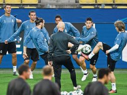 Luka Modric (derecha) tiene contrato hasta 2020 con el Real Madrid. AP