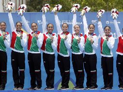 El equipo de nado sincronizado de México celebra despues de ganar la medalla de oro en la prueba equipo libre. EFE/L. Eduardo