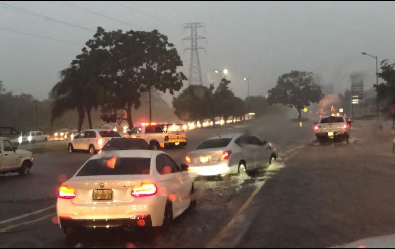En general, la mayor precipitación se registra en la zona oriente de la ciudad de Colima, pero donde afortunadamente, no se reportan daños a personas. TWITTER / @IAAPcolima