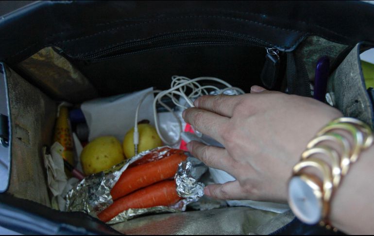 Cosmetiquera, toppers, llaves, cartera, paraguas, computadoras y hasta lo que no imaginamos, forman parte de la larga lista de artículos que una mujer puede llevar en su bolsa. NTX / A. Rodríguez