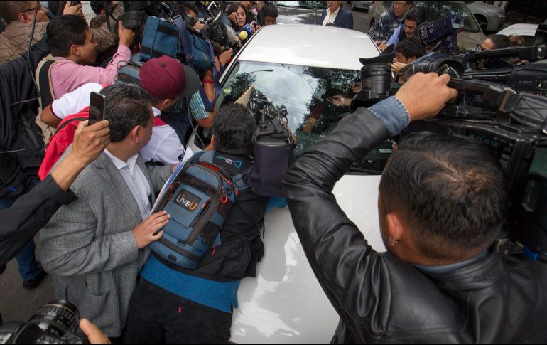 Andrés Manuel se mostró molesto debido a que la prensa no permitía el paso del automóvil. NTX / J. Pazos