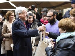 El mandatario chileno, Sebastián Piñera entrega bolsas reciclables a los chilenos. EFE / Presidencia de Chile