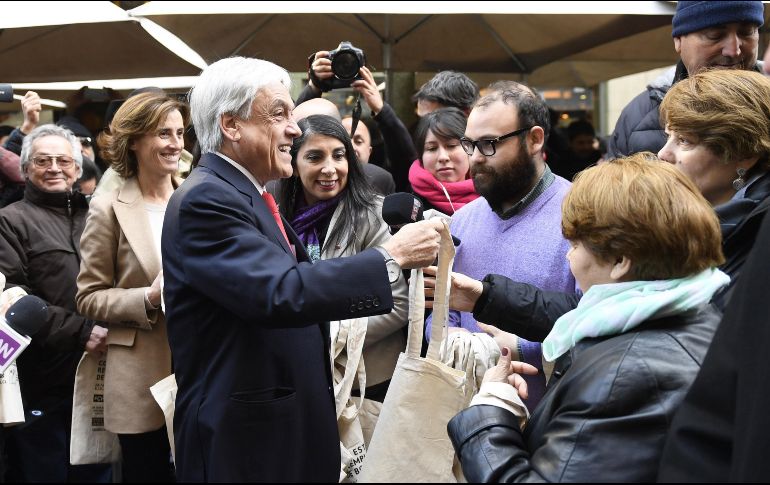 El mandatario chileno, Sebastián Piñera entrega bolsas reciclables a los chilenos. EFE / Presidencia de Chile