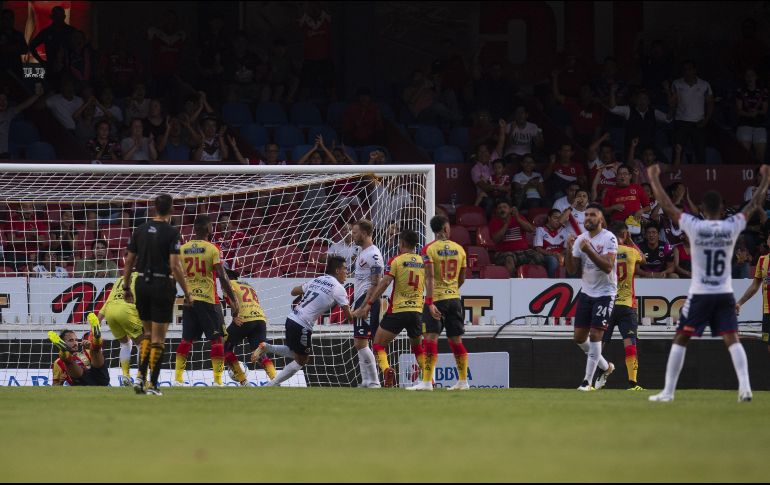 El chileno Joe Abrigo logró anotar para los escualos al minuto 90. MEXSPORT / J. Martínez