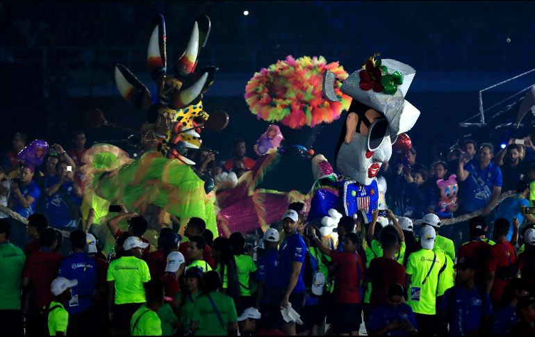 Una muestra del Carnaval de Barranquilla se presenta en el escenario principal durante la ceremonia de clausura de los XXIII Juegos Centroamericanos y del Caribe. EFE/R. Maldonado