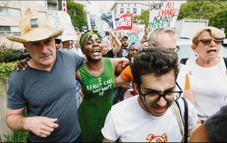 Nueva York. La activista Patricia Okoumou (centro), en la protesta por los derechos de los migrantes. EFE