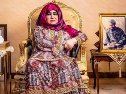 Alia Ghanem, madre de Osama bin Lade, posa junto a una fotografía enmarcada de su hijo. ESPECIAL/The Guardian