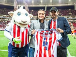 Amaury Vergara (D) cree que los cambios administrativos anunciados ayer beneficiarán tanto a Chivas como a Omnilife. TWITTER/@Amauryvz