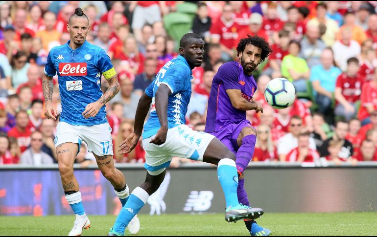 Salah (D) anotó el tercer gol del Liverpool. AFP/P. Faith