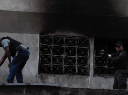 Agentes de seguridad inspeccionan uno de los sitios donde se produjo una detonación en el atentado fallido contra Nicolás Maduro. AFP / J. Barreto