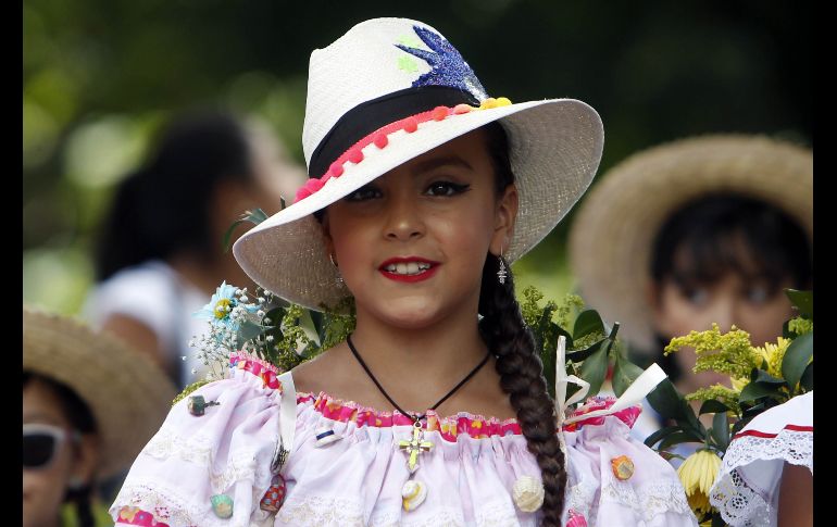 Alrededor de dos mil 500 niños desfilaron por las calles de Medellín en la 61° Feria de las Flores. EFE /L. Noriega