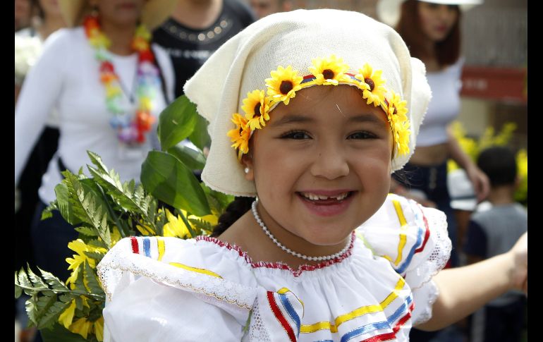 Alrededor de dos mil 500 niños desfilaron por las calles de Medellín en la 61° Feria de las Flores. EFE /L. Noriega