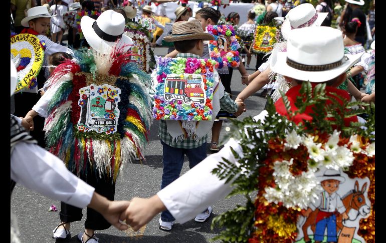 Alrededor de dos mil 500 niños desfilaron por las calles de Medellín en la 61° Feria de las Flores. EFE /L. Noriega