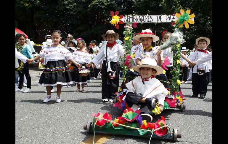 Alrededor de dos mil 500 niños desfilaron por las calles de Medellín en la 61° Feria de las Flores. EFE /L. Noriega
