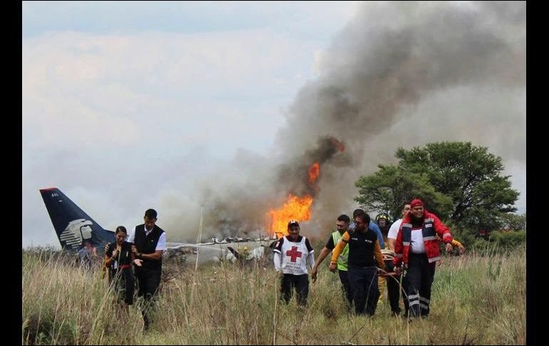 Los pasajeros salieron del avión por su propio pie y, mientras se alejaban, se escuchó cómo el avión explotaba. AP / Cruz Roja Durango