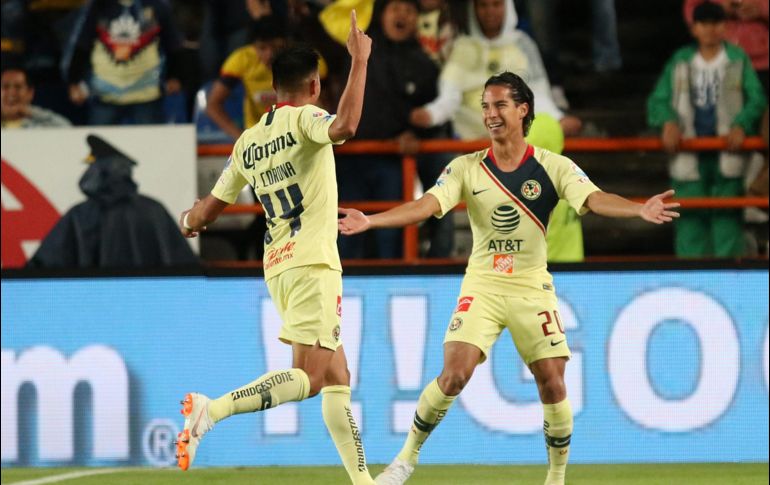 Diego Lainez (derecha) y Joe Corona (izquierda) celebran luego de la anotación del segundo gol. EFE / D. Martinez