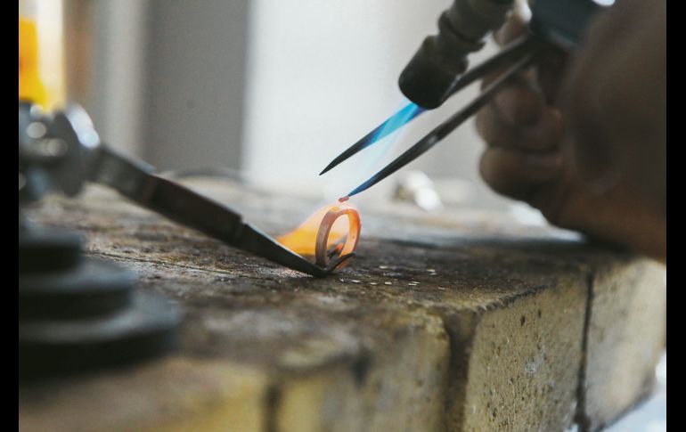 El taller incluye 30 gramos de plata para trabajarla. EL INFORMADOR / G. Gallo