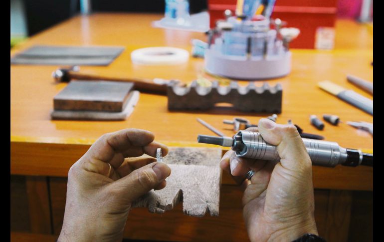 Se enseña a manipular tanto los materiales como las herramientas que deben usarse para cada tarea. EL INFORMADOR / G. Gallo