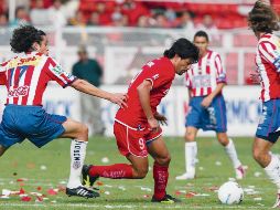 José Saturnino Cardozo tuvo de cliente a cuanto rojiblanco enfrentaba. Aquí, entre Johnny García y Juan Manuel Sol, en el juego de vuelta de los Cuartos de Final de 2002. MEXSPORT
