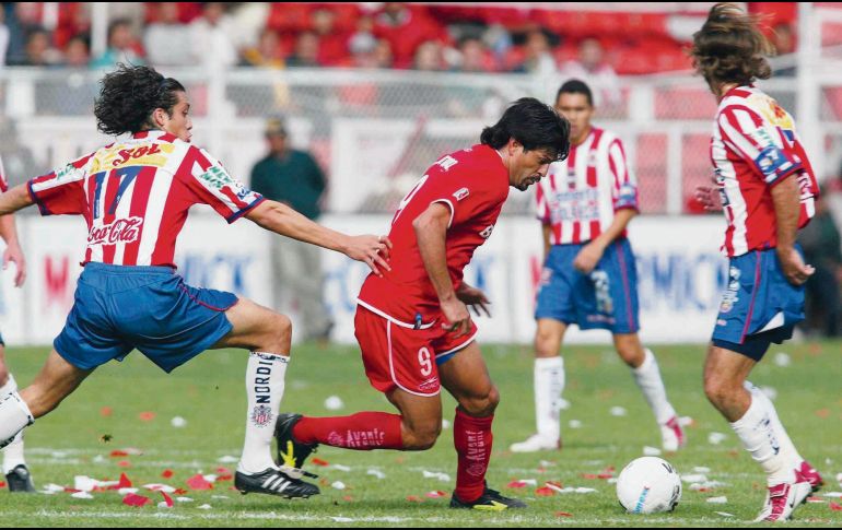 José Saturnino Cardozo tuvo de cliente a cuanto rojiblanco enfrentaba. Aquí, entre Johnny García y Juan Manuel Sol, en el juego de vuelta de los Cuartos de Final de 2002. MEXSPORT