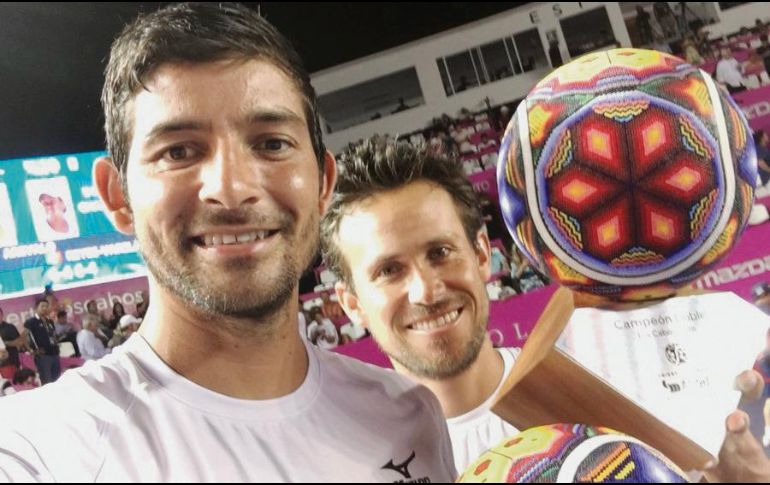 Marcelo Arévalo (izq.) y Miguel Reyes-Varela aprovecharon momentos clave para hacerse del duelo y el título de dobles en el Abierto de Los Cabos. TWITTER/@abiertoloscabos
